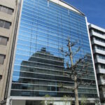 【名古屋センタービル別館】1階108.26坪 中区錦2丁目、ガラス張りのエントランスのオシャレな大型ビル
