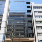 【名古屋ＳＩビル】9階26.40坪 中区錦１丁目、ガラス面が映えるエントランスの明るいビル 